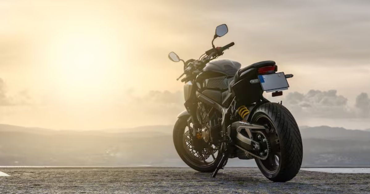 Motocicleta em estrada ilustra crescimento das vendas de motos no Brasil segundo a Fenabrave