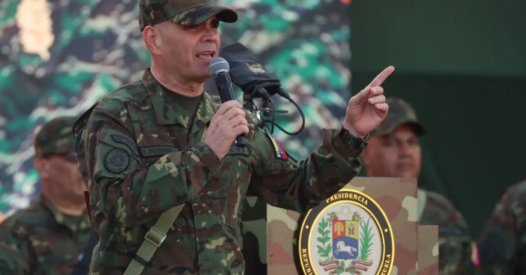 Vladimir Padrino López discursando como ministro da Defesa da Venezuela antes de ser demitido - Foto: Miguel Gutiérrez/EFE