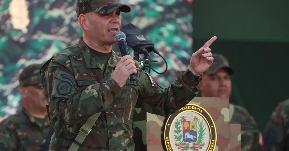 Vladimir Padrino López discursando como ministro da Defesa da Venezuela antes de ser demitido - Foto: Miguel Gutiérrez/EFE