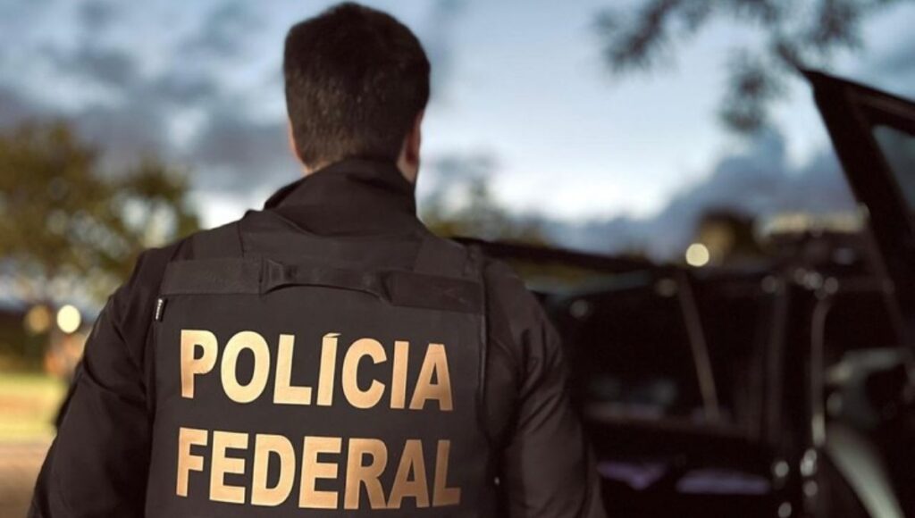 agente da Polícia Federal durante operação que prendeu vereadores de Morada Nova