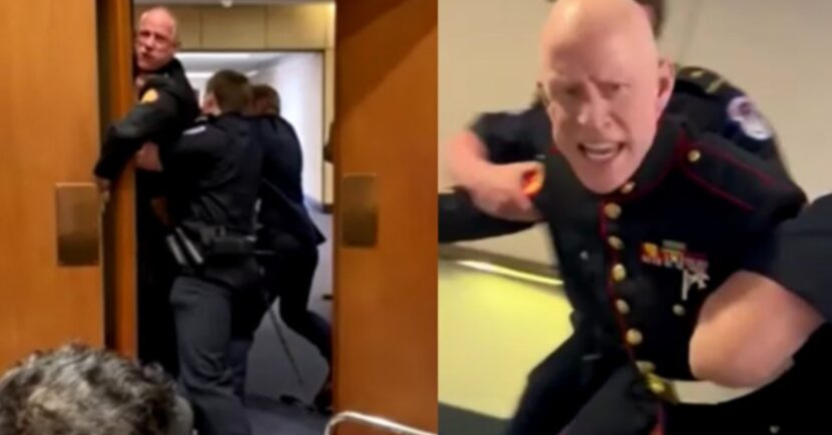 Veterano ferido no Senado dos EUA sendo retirado por seguranças após protesto contra guerra com Irã - Foto: Reprodução/Redes Sociais