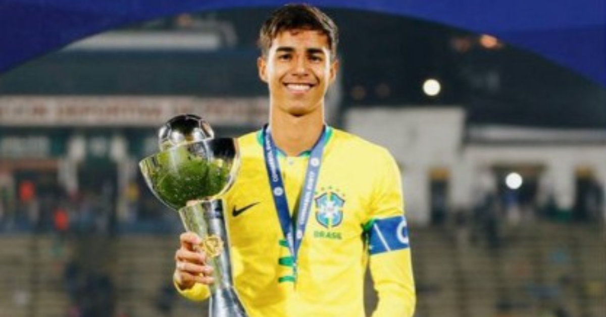 Vitor Reis com troféu pela Seleção Brasileira após nova convocação do Brasil - Foto: Reprodução/x