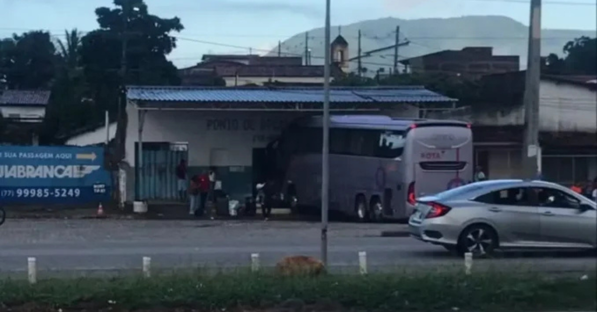 Ônibus invade ponto de apoio em Itambé na Bahia durante parada e causa atropelamento de passageiros - Foto: Reprodução