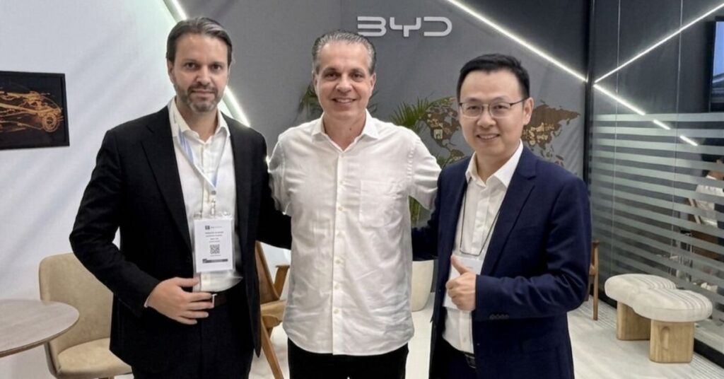 Leonardo Dall’Olio, da BYD Carmais no Nordeste, com executivos da BYD Brasil em reunião sobre eletromobilidade.