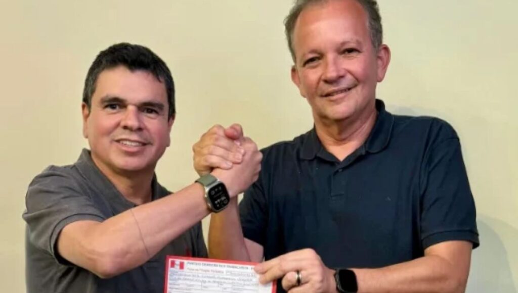 Chagas Vieira e André Figueiredo seguram ficha de filiação ao PDT após entrada do ex-secretário no partido