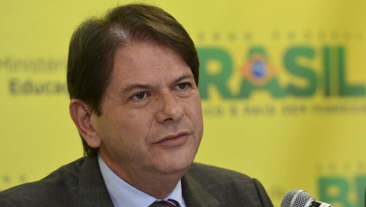 Cid Gomes durante coletiva ao falar sobre cenário político no Ceará