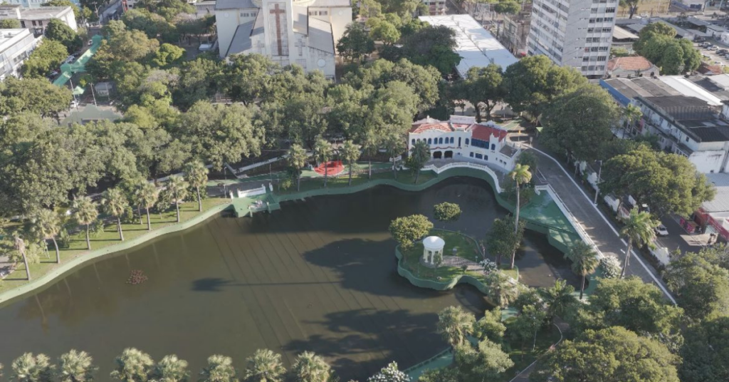 Crianças brincando na Cidade da Criança em Fortaleza com áreas verdes e atividades ao ar livre - Foto: Reprodução / PMF