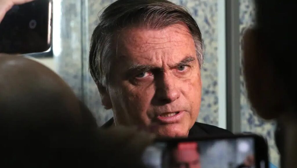 Jair Bolsonaro fala à imprensa enquanto aguarda decisão do STF sobre cirurgia no ombro