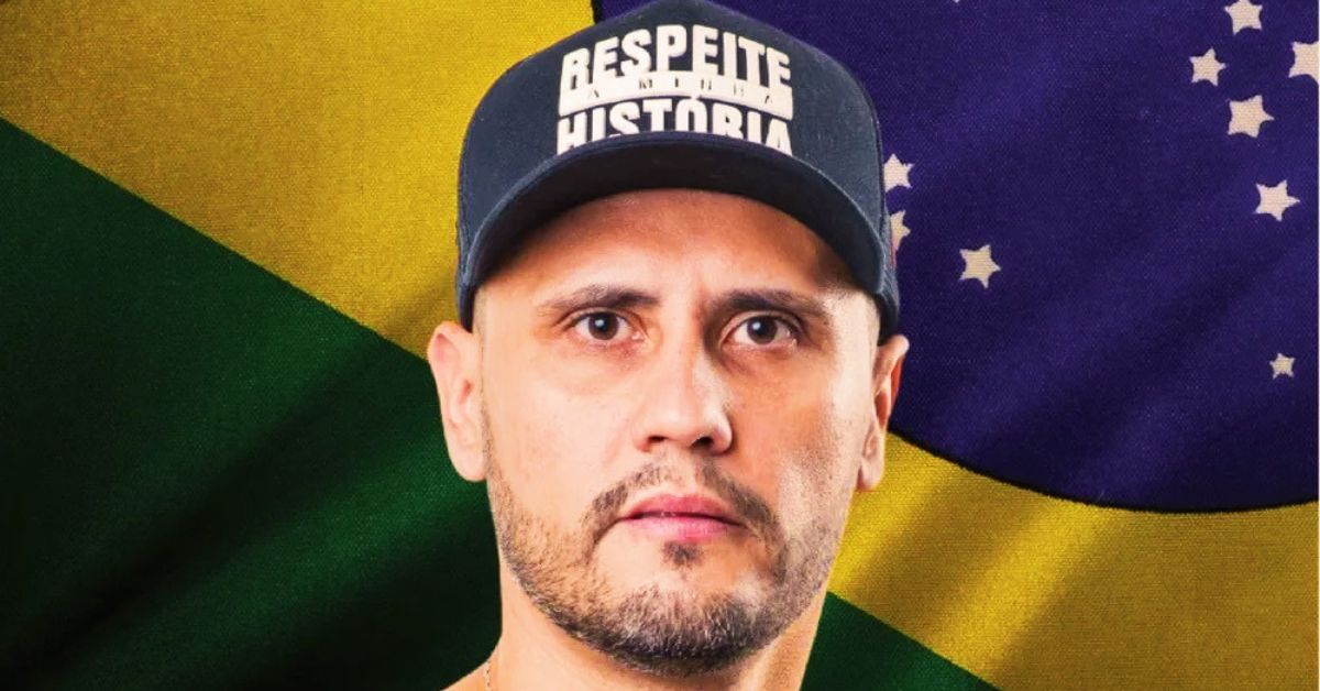 Senador Cleitinho em frente à bandeira do Brasil durante cenário de disputa pelo governo de Minas Gerais