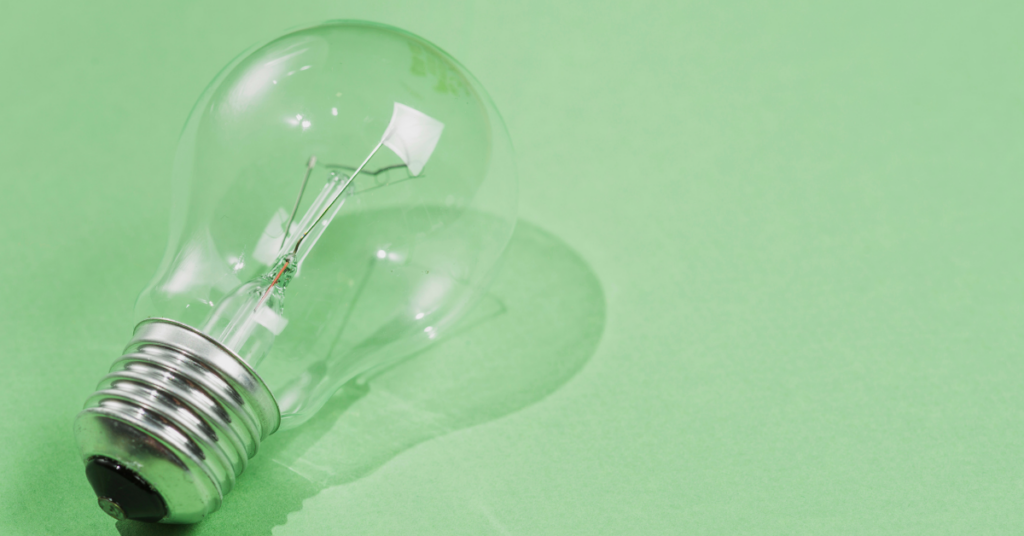 Lâmpada apagada representando economia de energia com bandeira verde na conta de luz em abril - Foto: Reprodução/Freepik