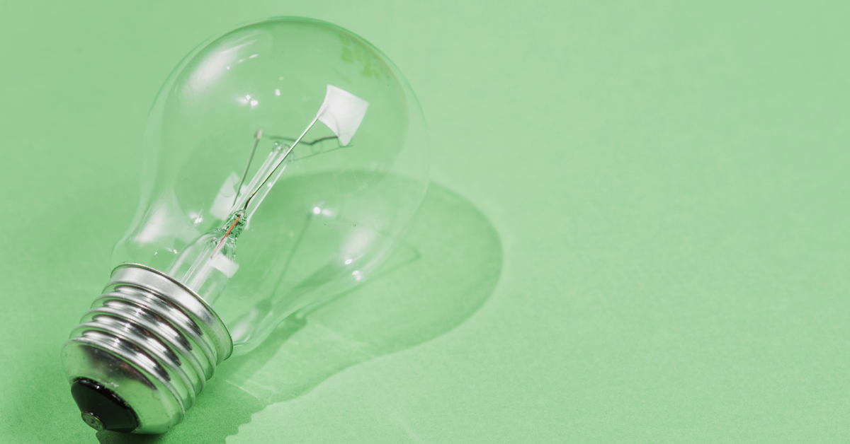 Lâmpada apagada representando economia de energia com bandeira verde na conta de luz em abril - Foto: Reprodução/Freepik
