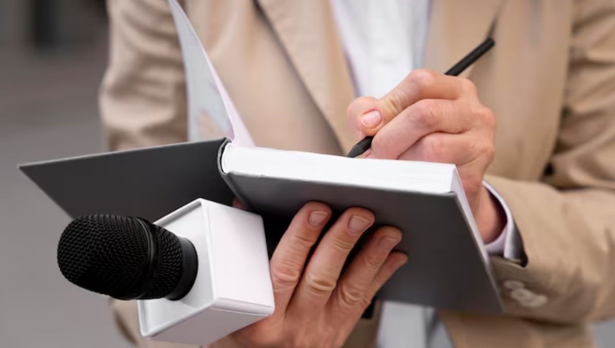 Jornalista anotando informações durante entrevista com microfone, representando transparência da informação