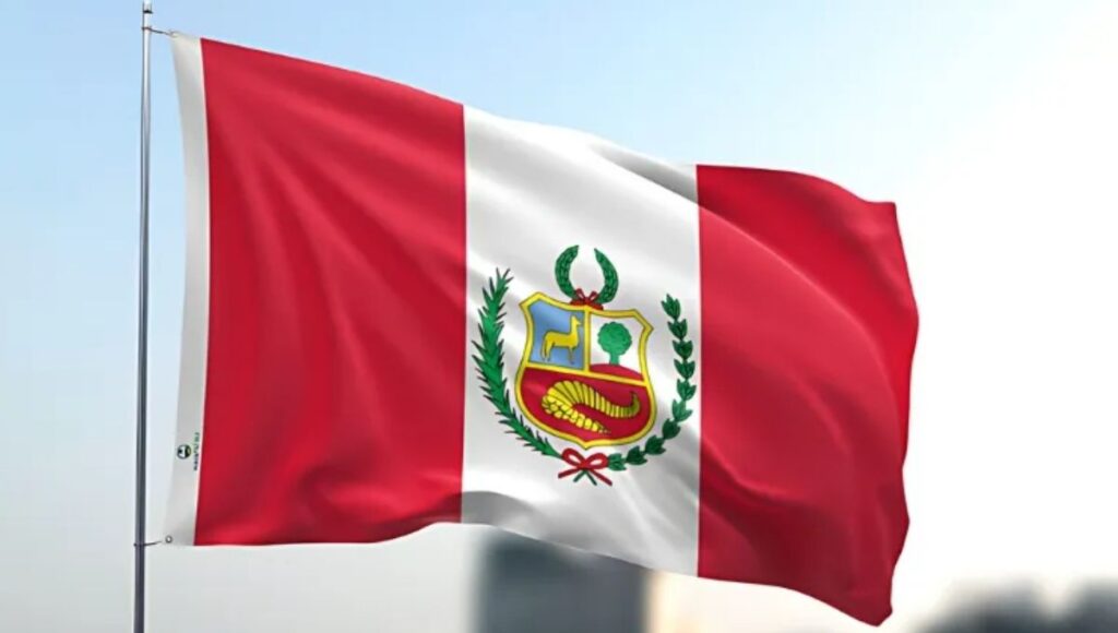 Bandeira do Peru em destaque durante cenário de eleições no país em meio à instabilidade política