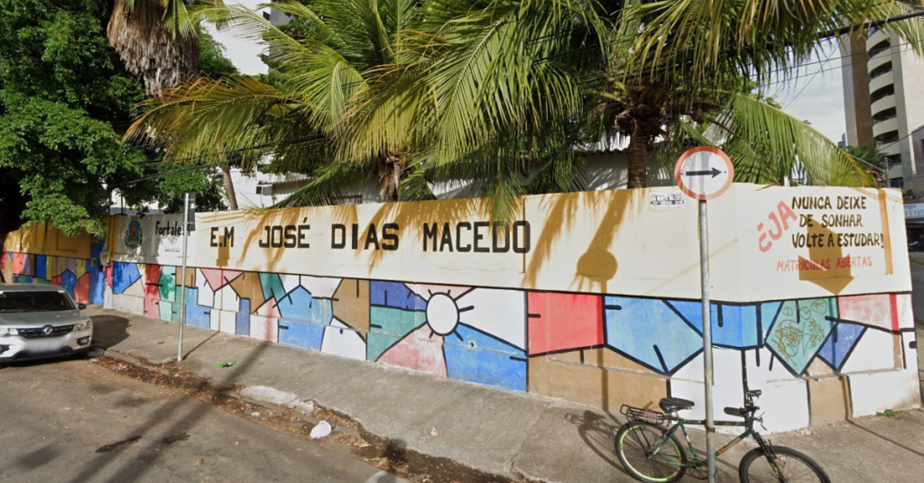 Fachada da Escola José Dias Macedo em Fortaleza, alvo de pedido de interdição por risco estrutural - Foto: Reprodução/Google Maps