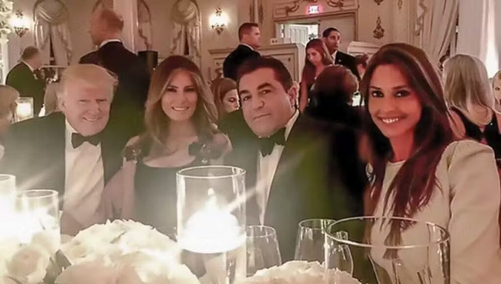 Ex-modelo brasileira ao lado de Donald Trump e Melania em evento nos EUA, em imagem ligada a caso com Epstein