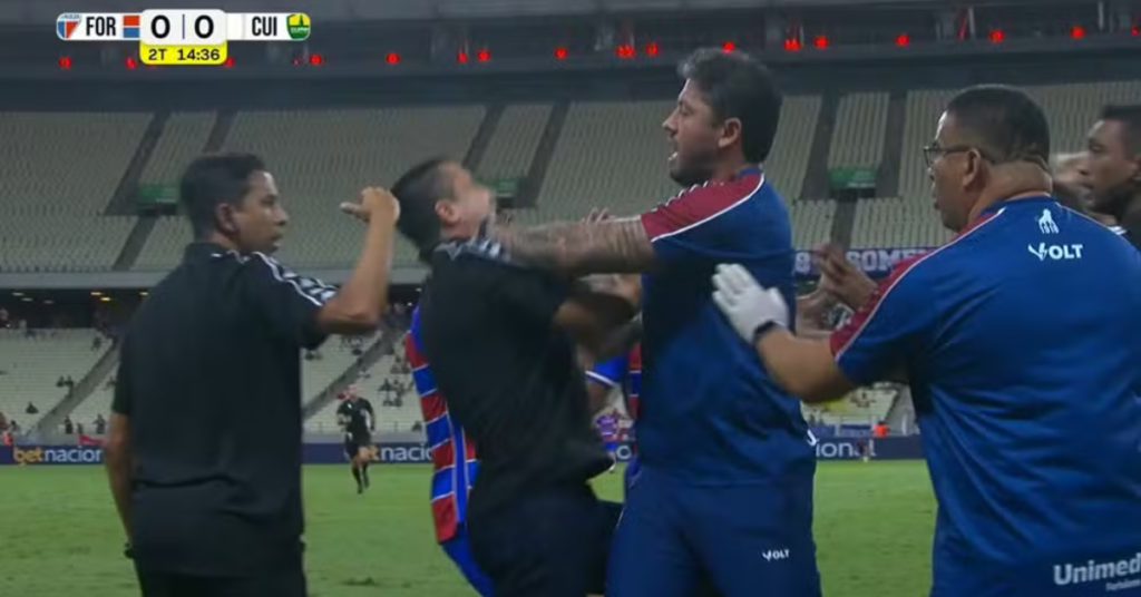 Briga entre membros das comissões técnicas em Fortaleza x Cuiabá na Arena Castelão pela Série B - Foto: Reprodução/Youtube