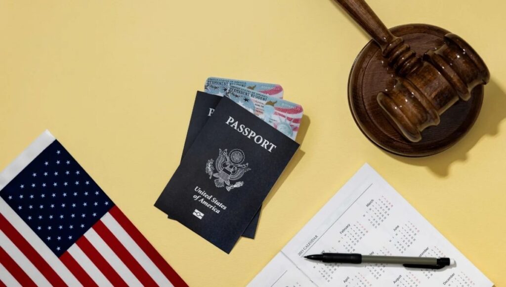Passaportes e bandeira dos Estados Unidos ilustram fraude na imigração envolvendo brasileiros e risco de deportação