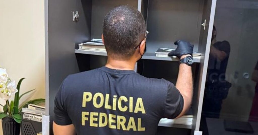 Policial federal durante operação contra fraude no INSS no Ceará envolvendo documentos rurais falsos