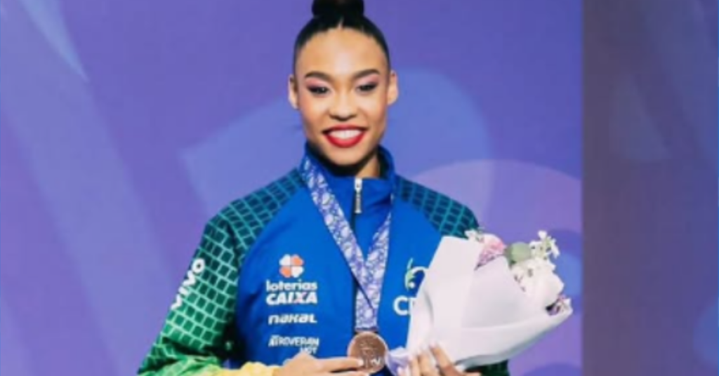 Geovanna Santos comemora medalha de bronze na Copa do Mundo de ginástica rítmica em Tashkent - Foto: Reprodução/Redes Sociais