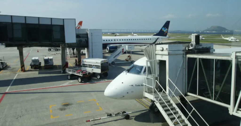 avião em pista representando estratégia do governo para conter alta das passagens aéreas - Foto: Fernando Frazão/Agência Brasil