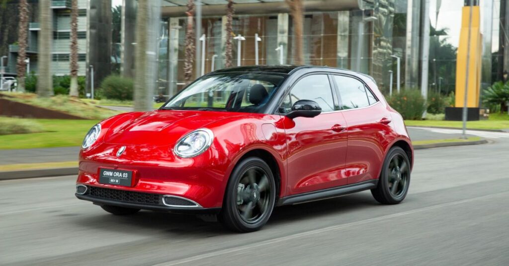 GWM Ora 03 vermelho em movimento na cidade, hatch elétrico BEV58 no Brasil