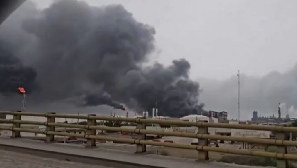 Fumaça em instalação industrial no Oriente Médio