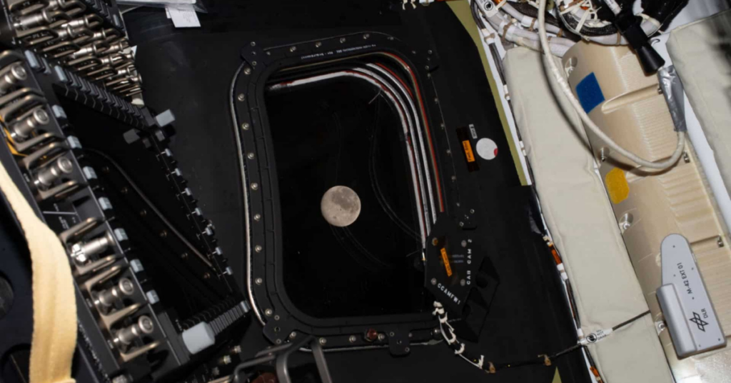 lado oculto da Lua com crateras e relevo acidentado visto do espaço - Foto: NASA