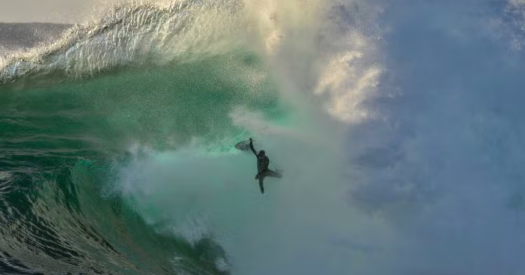 Lucas Chumbo sendo arrastado para pedras após onda gigante em Cape Solander - Foto: Reprodução/Redes Sociais