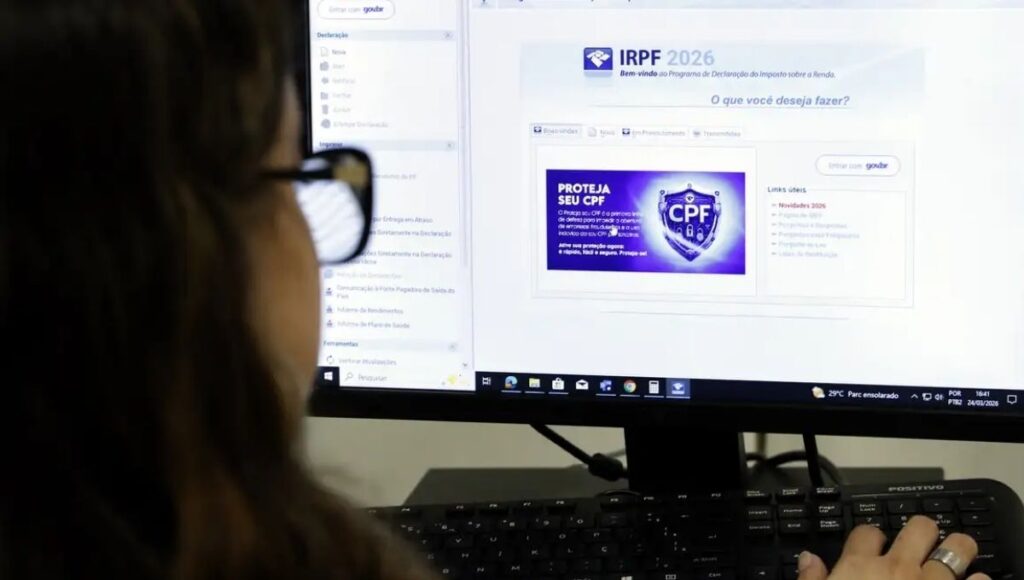 Contribuinte acessa sistema da malha fina do Imposto de Renda 2026 no computador