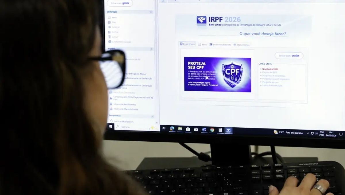 Contribuinte acessa sistema da malha fina do Imposto de Renda 2026 no computador