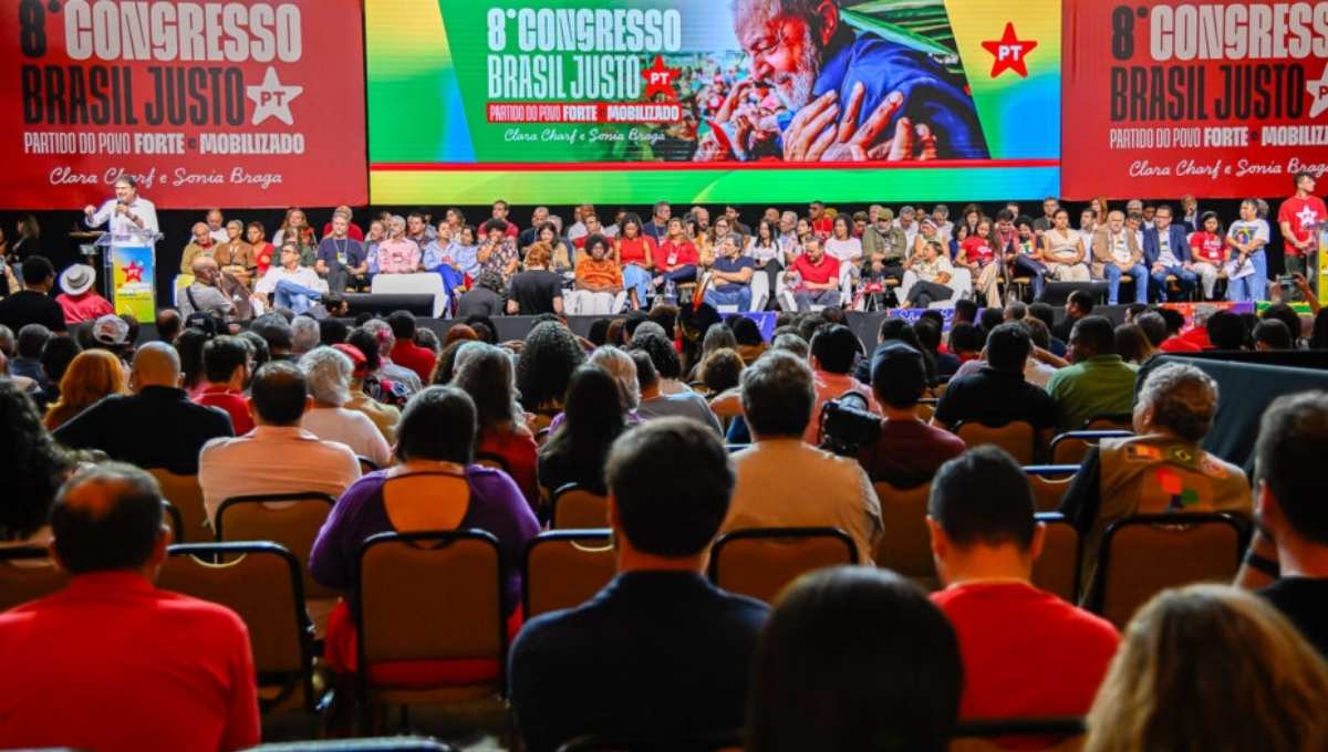 Congresso do PT com lideranças e público durante discussão do manifesto político