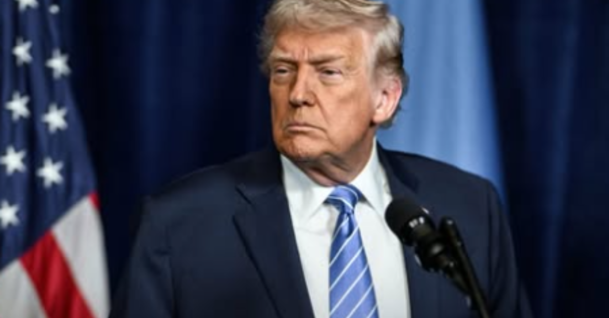 Donald Trump durante evento oficial em meio à queda de aprovação nos Estados Unidos - Foto: Reprodução/Redes Sociais