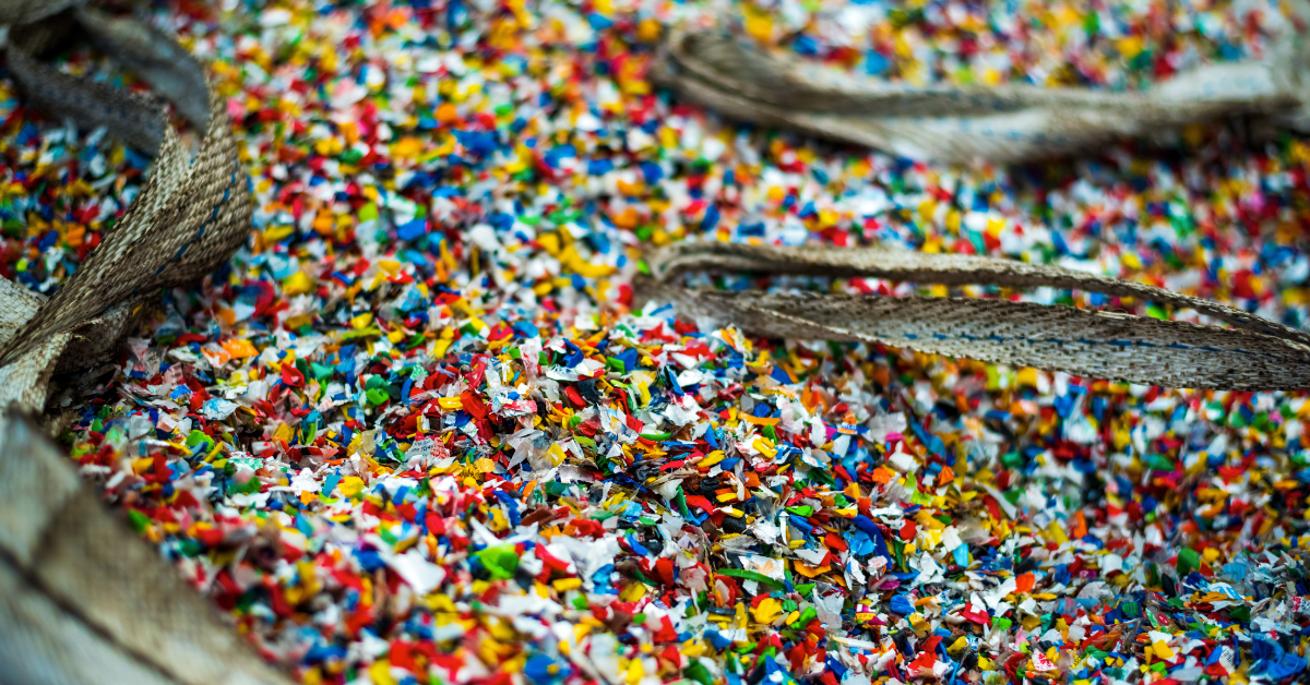 Microplásticos no ar sendo inalados em ambiente fechado como casa ou carro - Foto: Reprodução/Freepik