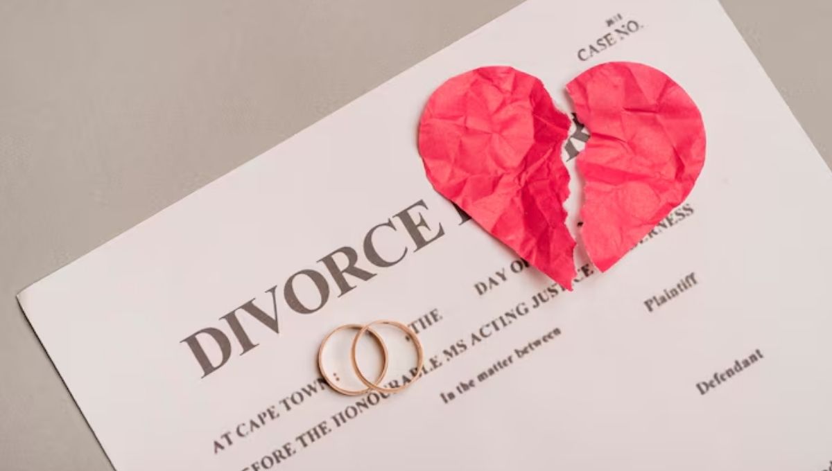 Documento de divórcio com alianças e coração rasgado representando partilha de bens e separação legal