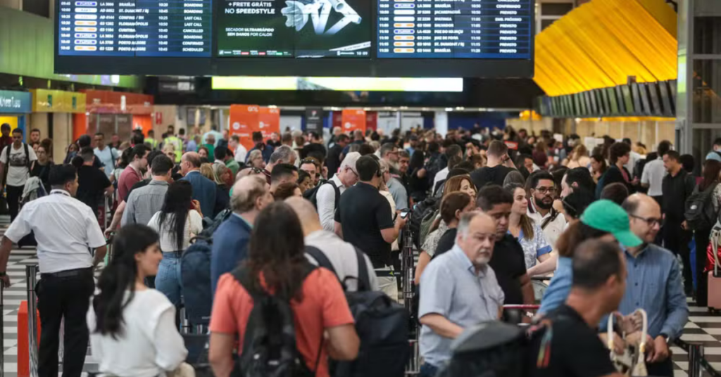 Aeroporto lotado no Brasil com passageiros após alta nas passagens aéreas - Foto: Felipe Rau/Estadão Conteúdo