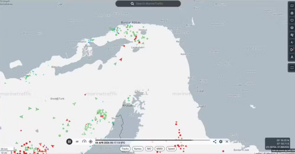 Navios atravessam o Estreito de Ormuz após cessar-fogo no Golfo - Foto: Reprodução/X