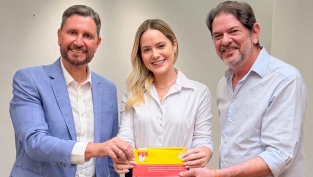 Tainah Aldigueri durante filiação ao PSB ao lado de lideranças políticas no Ceará