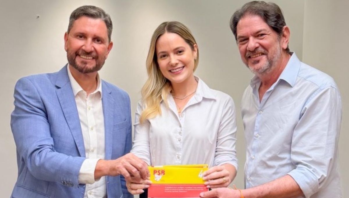 Tainah Aldigueri durante filiação ao PSB ao lado de lideranças políticas no Ceará