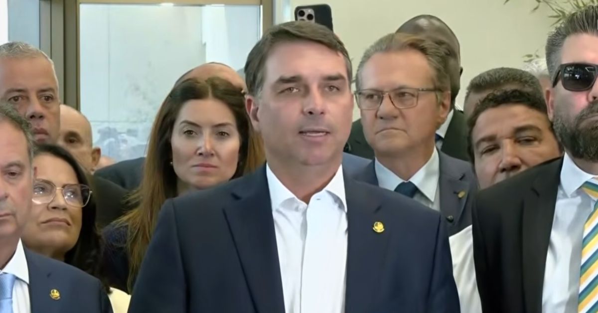 Flávio Bolsonaro durante declaração pública após admitir visita a Daniel Vorcaro, dono do Banco Master
