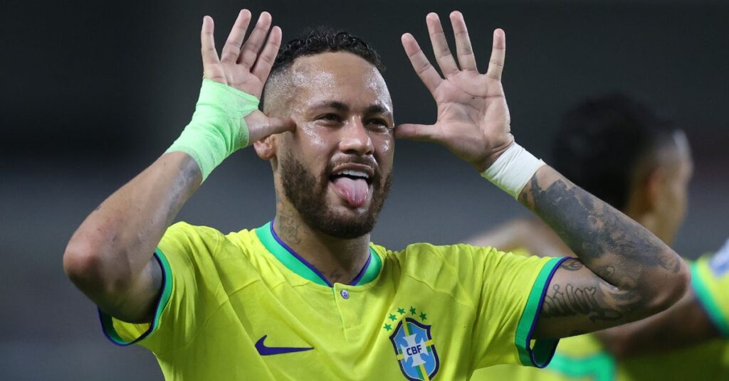 Neymar comemora com a camisa da Seleção Brasileira antes da Copa do Mundo de 2026