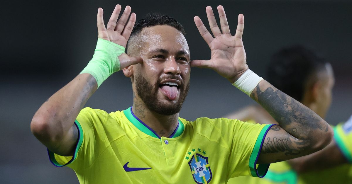 Neymar comemora com a camisa da Seleção Brasileira antes da Copa do Mundo de 2026