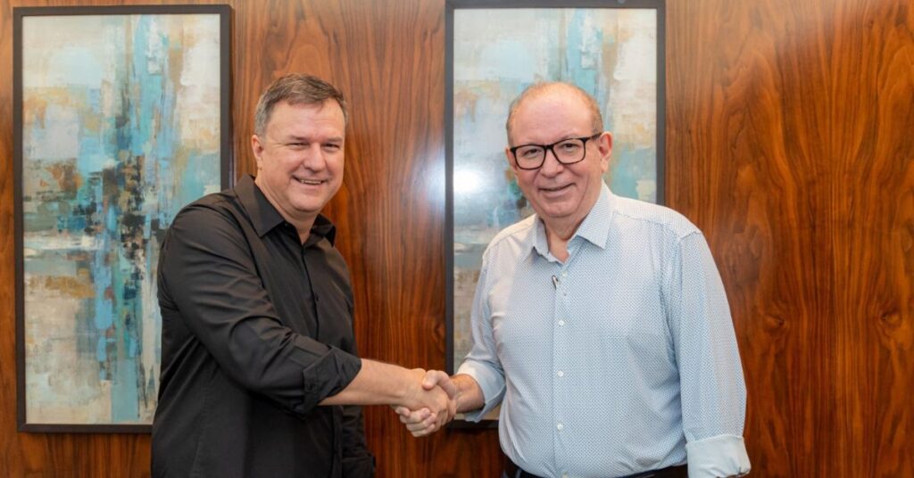 Alex Martins, eleito presidente da Abip, cumprimenta Ricardo Cavalcante, presidente da FIEC