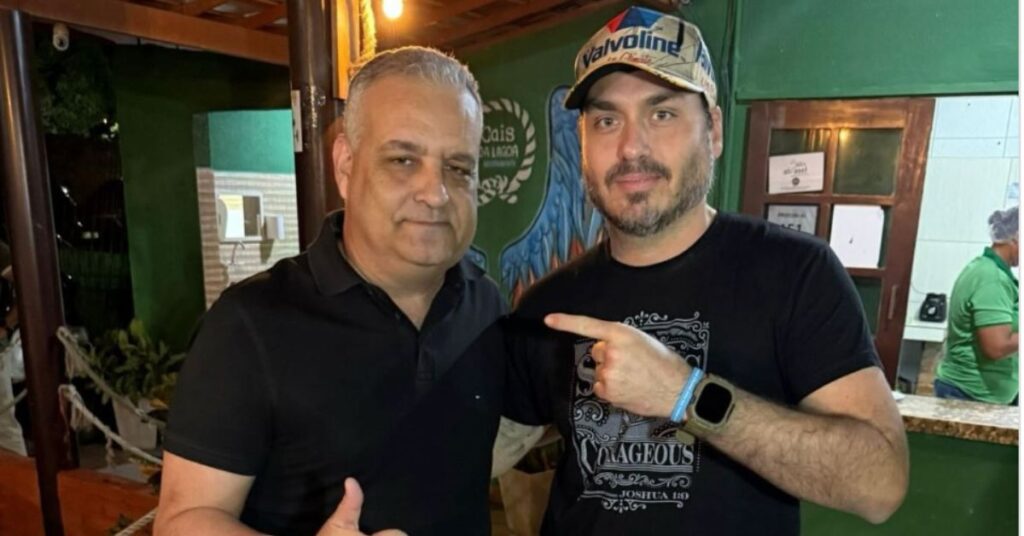 Alfredo Gaspar posa ao lado de Carlos Bolsonaro durante encontro político em Alagoas.