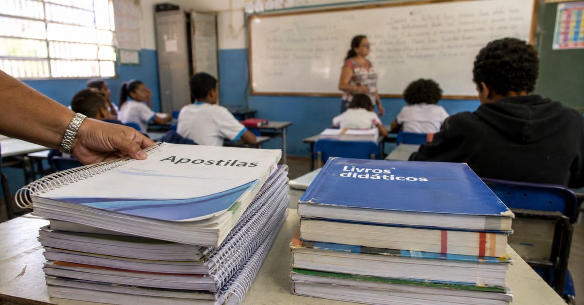 Apostilas privadas e livros didáticos em sala de aula de escola pública