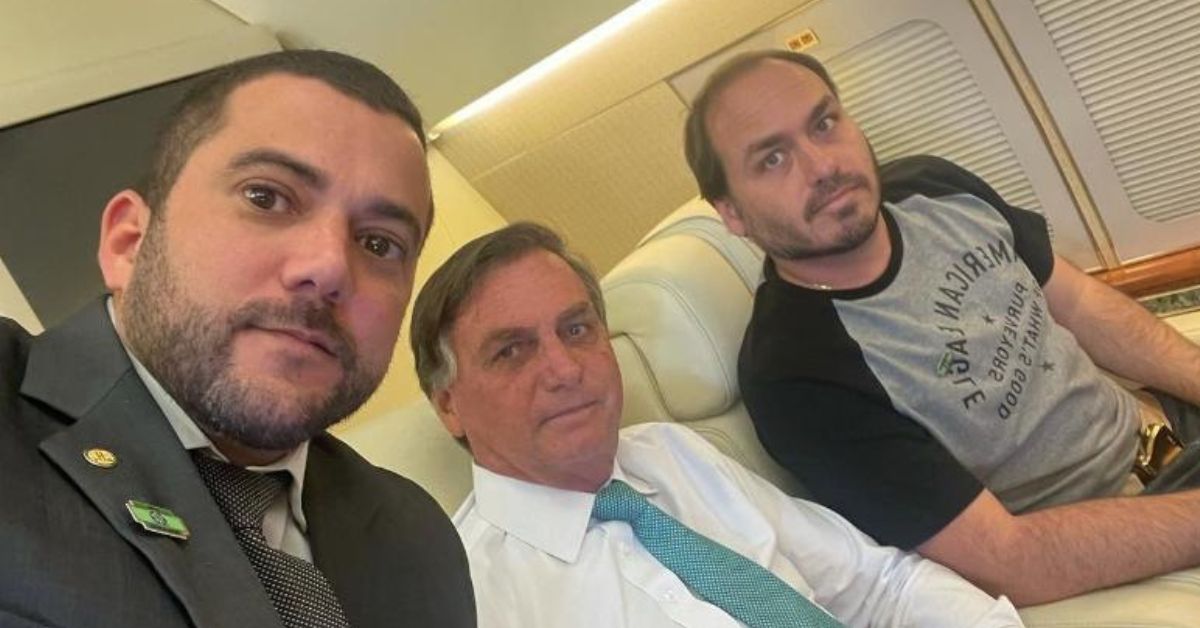 Carlos Jordy aparece ao lado de Jair Bolsonaro e Carlos Bolsonaro durante viagem em aeronave presidencial