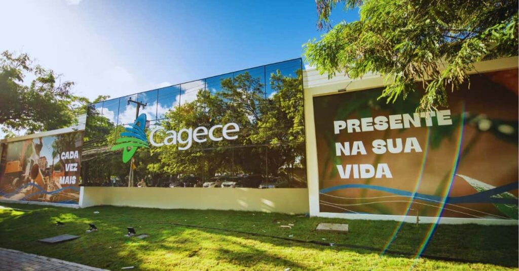 Fachada da sede da Cagece em Fortaleza com identidade visual da companhia durante anúncio de renovação da certificação ISO 9001.