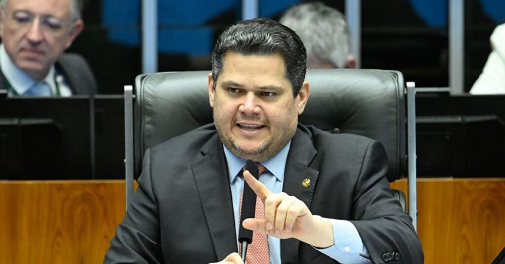 Davi Alcolumbre em sessão no Senado em meio à disputa pela instalação da CPMI do Banco Master