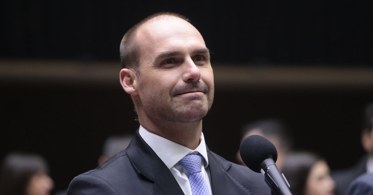 Eduardo Bolsonaro ao microfone em sessão legislativa; Eduardo Bolsonaro pode ser condenado após pedido da PGR ao STF