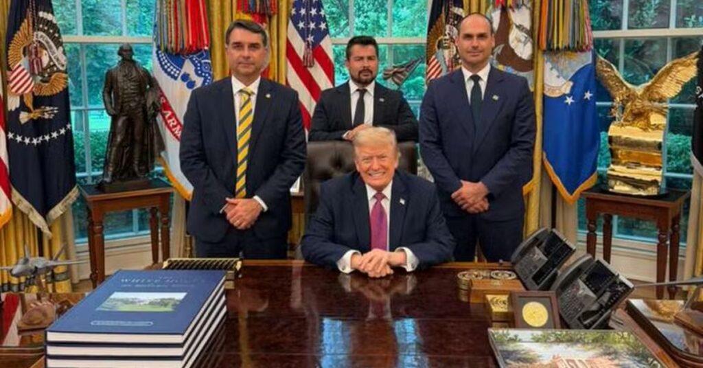 Flávio Bolsonaro, Eduardo Bolsonaro e Paulo Figueiredo durante agenda nos Estados Unidos ligada a encontro com Donald Trump na Casa Branca