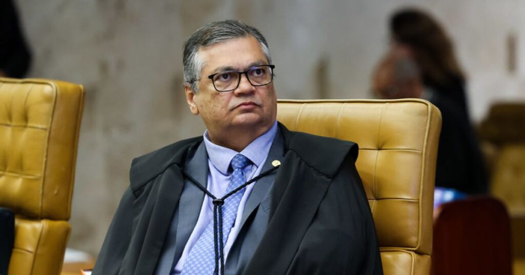 Ministro Flávio Dino no plenário do STF em contexto de apuração sobre emendas e filme de Bolsonaro